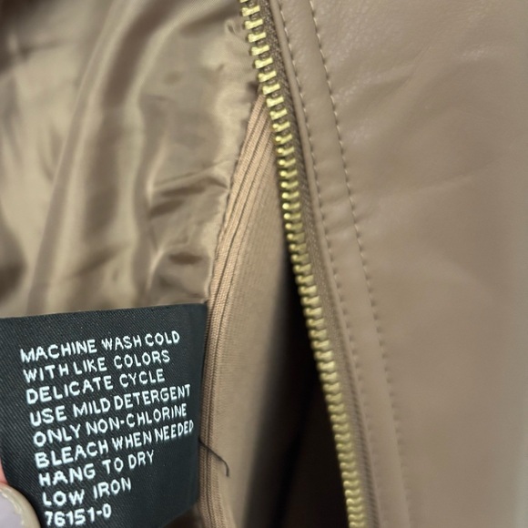 A.n.a Leather Moto Jacket Quilted Shoulders Gold Zip Stretch Panels Size Large - Picture 4 of 9